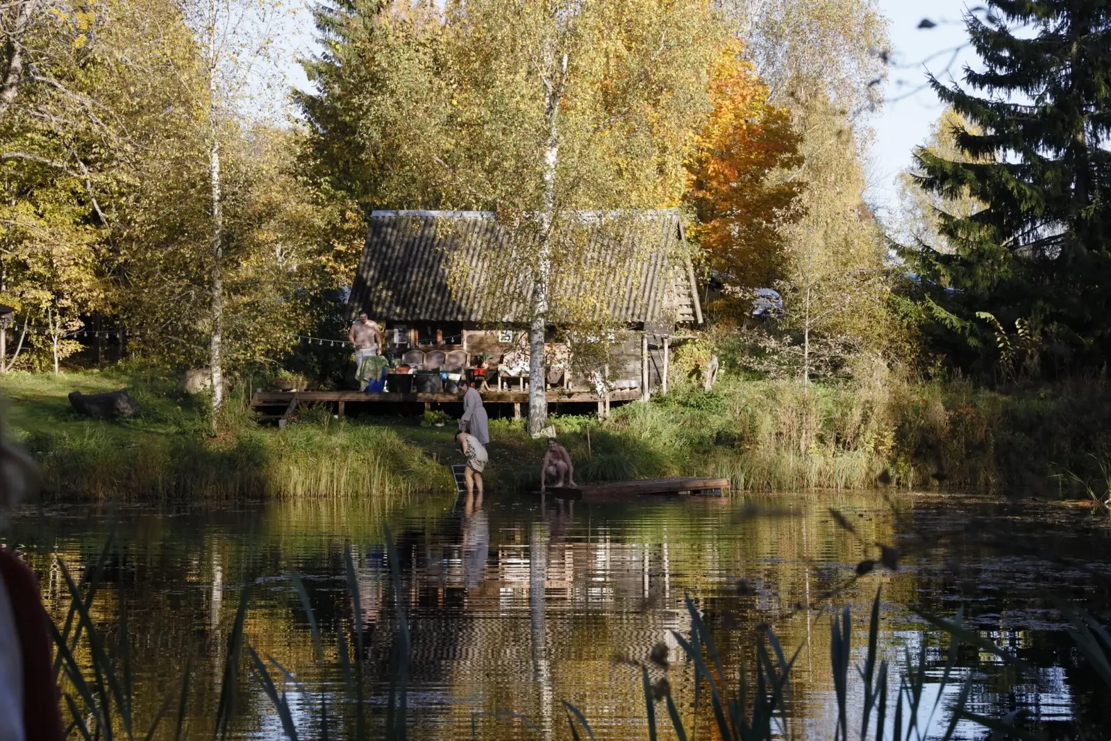 Ärni suitsusaun ja tiik sügisvärvides — UNESCO suitsusaun Võrumaal