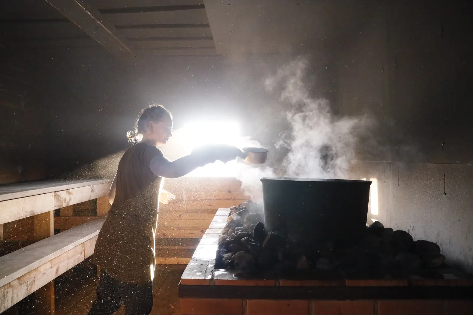 Saunamaia Maia Pruuli viskab leili suitsusaunas — juhendatud saunarännak ja saunarituaal